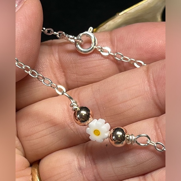 Dainty daisy chain link bracelet - Picture 3 of 11
